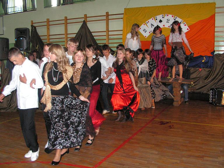 przedstawienie_8_klasa_ii_gim_taniec
