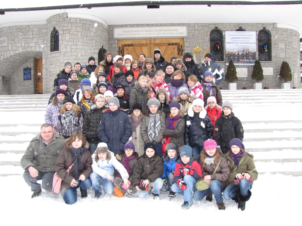 1_Przed_Sanktuarium_Matki_Boskiej_Fatimskiej_na_Krzept_wkach